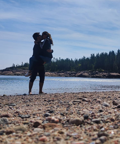 Cristina y Felipe abrazados junto al lago